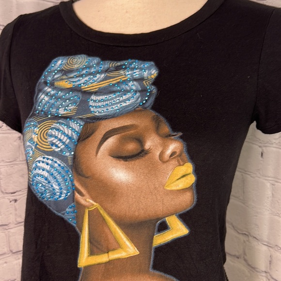 M & M Black crop top with ability to Front tie and Beautiful print - Picture 2 of 9